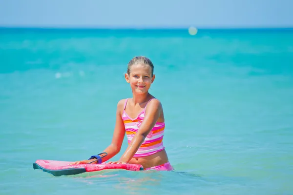 Menina se diverte com a prancha de surf — Fotografia de Stock