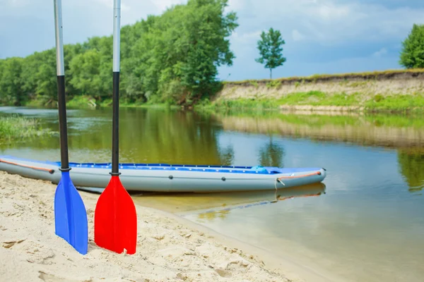 Весла для рафтингу з білою водою — стокове фото