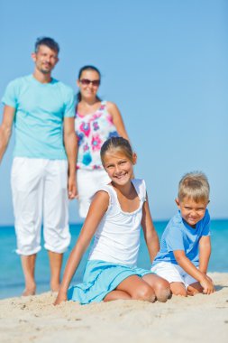 plajda eğlenmek aile