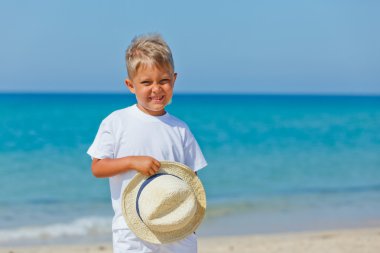 Sahilde şapkalı çocuk