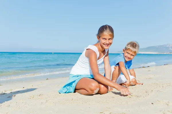 Famille s'amuser sur la plage — Photo