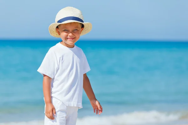 Ragazzo con cappello sulla spiaggia — Foto Stock