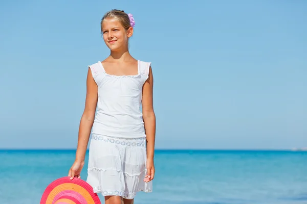 Meisje met hoed op het strand — Stockfoto