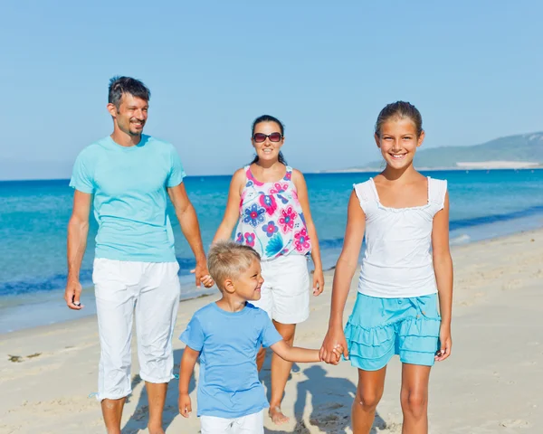 Familie plezier op strand — Stockfoto