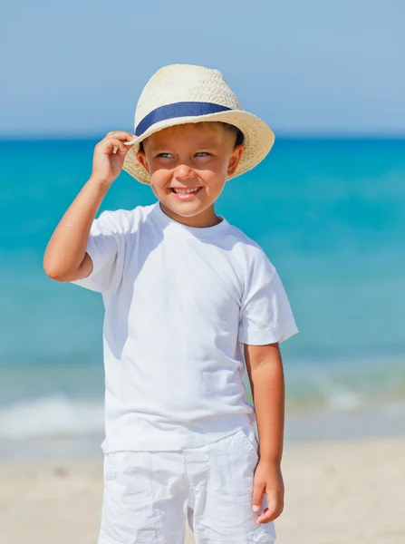 Niño con sombrero en la playa — Foto de Stock