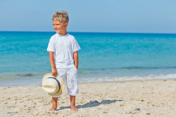 Junge mit Hut am Strand — Stockfoto