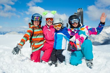 Kayak Kış eğlencesi. mutlu bir aile