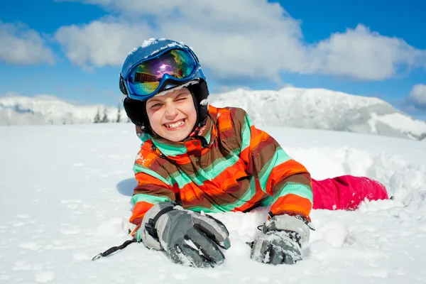 Flicka på skidor. — Stockfoto