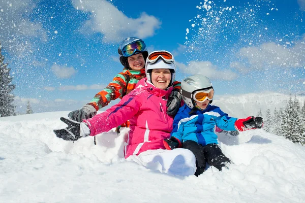 Spelen in sneeuw — Stockfoto