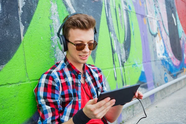 Junge hört Musik — Stockfoto