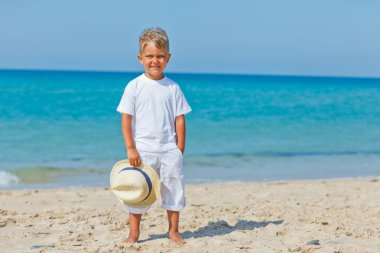 Sahilde şapkalı çocuk