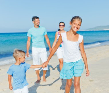plajda eğlenmek aile