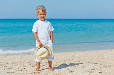 Sahilde şapkalı çocuk