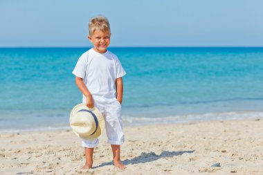 Sahilde şapkalı çocuk