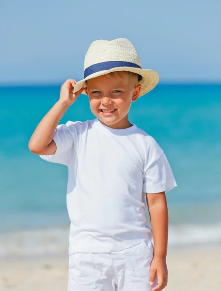 Ragazzo con cappello sulla spiaggia — Foto Stock