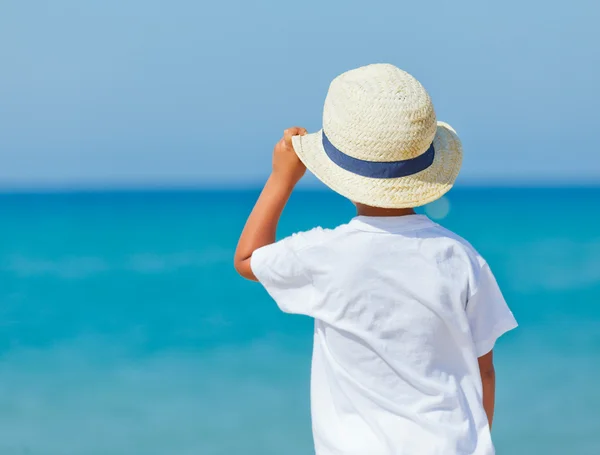 Jongen met hoed op het strand — Stockfoto