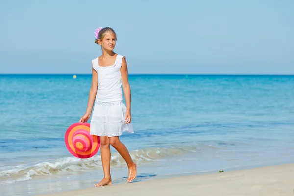 Dziewczyna z kapeluszem na plaży — Zdjęcie stockowe