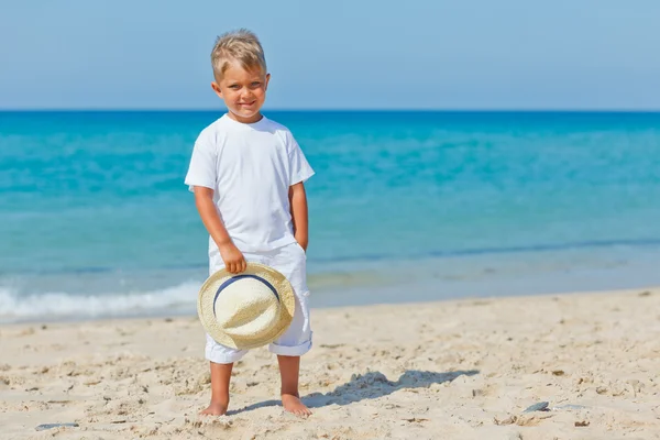 Pojke med hatten på stranden — Stockfoto