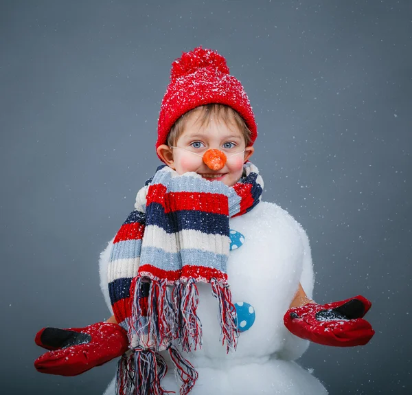 Niño en traje muñeco de nieve —  Fotos de Stock