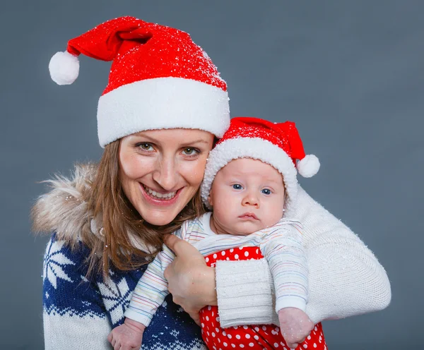 Portrait de famille heureuse dans le chapeau du Père Noël — Photo