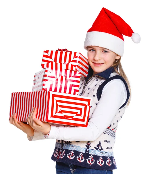 Mädchen im Weihnachtsmannhut mit Geschenkkarton — Stockfoto