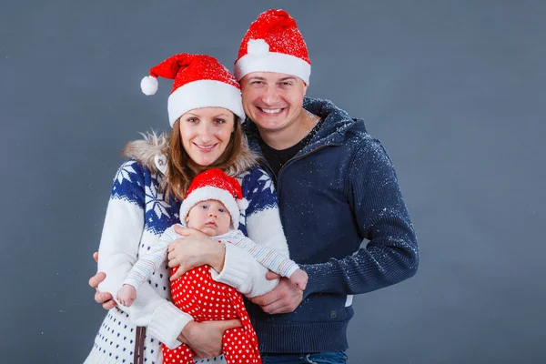 Porträt einer glücklichen Familie im Weihnachtsmannhut — Stockfoto