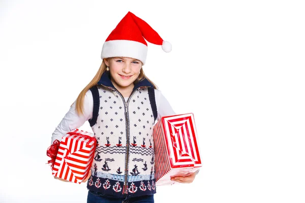 Ragazza in cappello di Babbo Natale con confezione regalo — Foto Stock