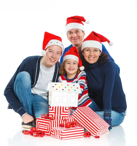 Rodziny w kapelusz Świętego Mikołaja z pudełko — Zdjęcie stockowe
