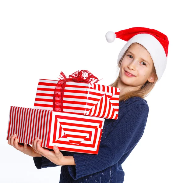 Hediye kutusu ile Noel Baba şapkalı kız — Stok fotoğraf