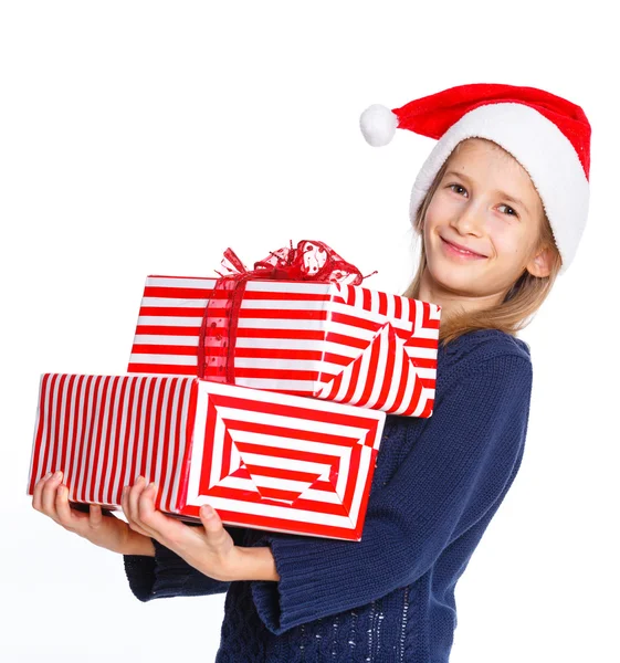 Mädchen im Weihnachtsmannhut mit Geschenkkarton — Stockfoto