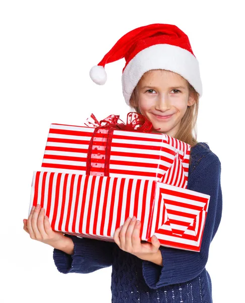 Menina no chapéu do Papai Noel com caixa de presente — Fotografia de Stock