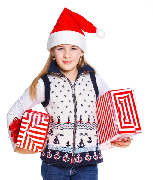 Menina no chapéu do Papai Noel com caixa de presente — Fotografia de Stock