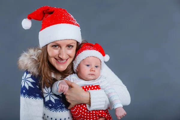 Portrait de famille heureuse dans le chapeau du Père Noël — Photo