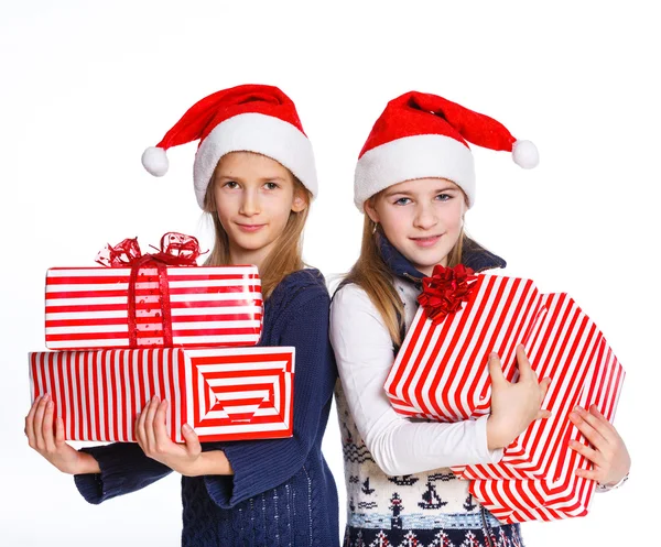 Dwie dziewczyny w kapelusz Świętego Mikołaja z pudełko — Zdjęcie stockowe