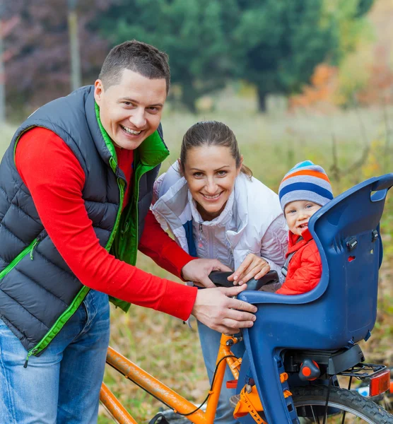 자전거에 아기와 함께 가족. — 스톡 사진