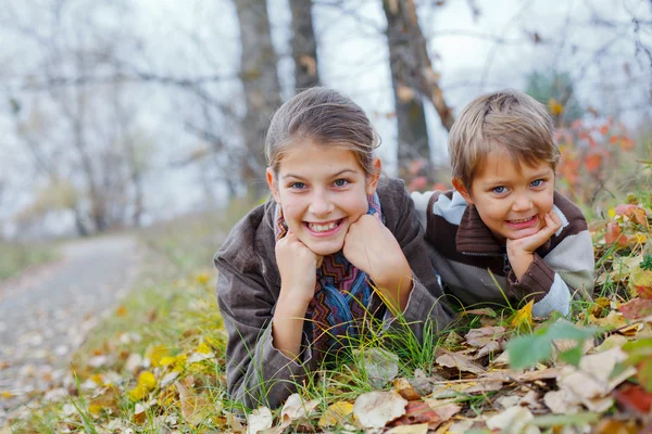 Crianças no parque de outono — Fotografia de Stock