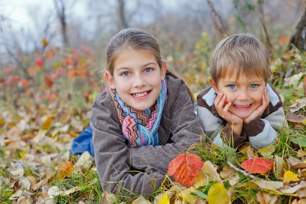 Kids in autumn park — Stock Photo, Image