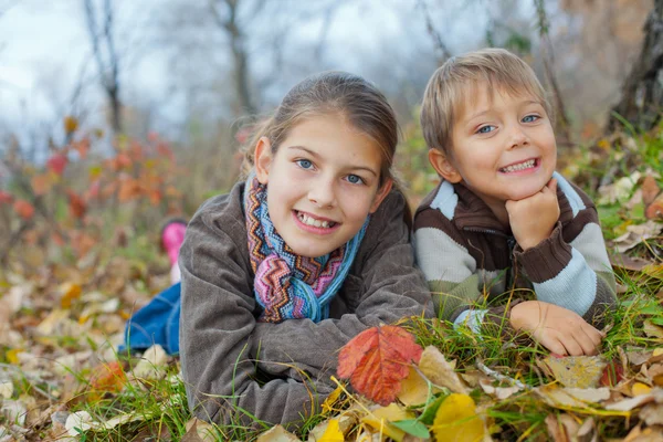 Niños en el parque de otoño — Foto de Stock