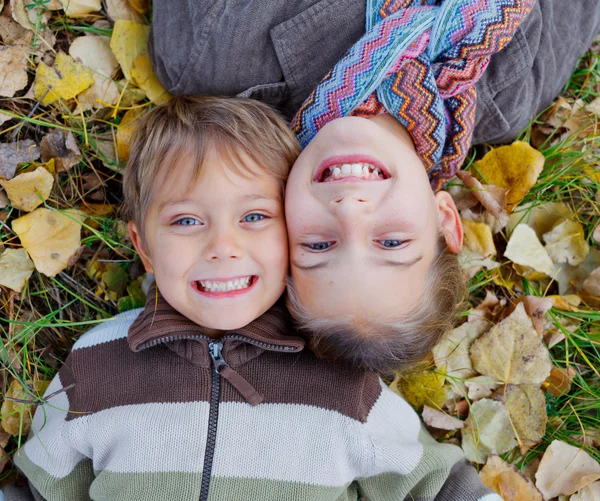 Kids in autumn park — Stock Photo, Image