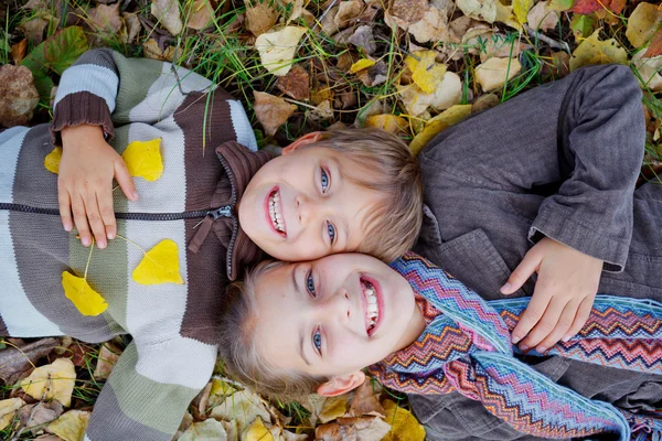 Kinderen in de herfst park — Stockfoto