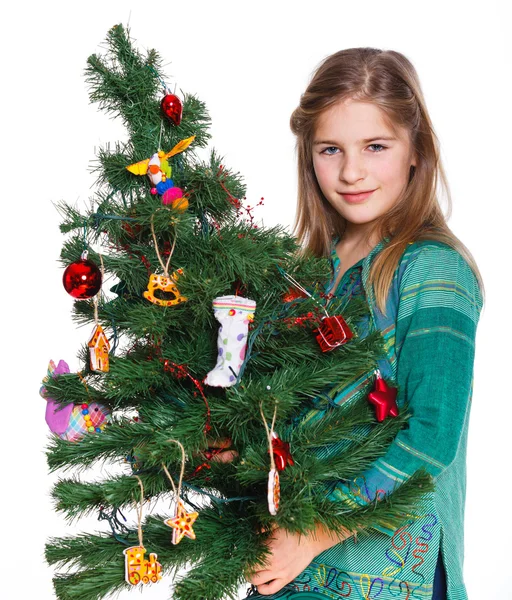 Chica decorando árbol de Navidad. — Foto de Stock