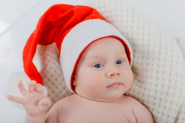 Baby in een santa pak. — Stockfoto