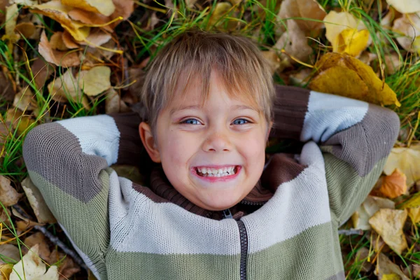 Junge in einem Herbstpark — Stockfoto