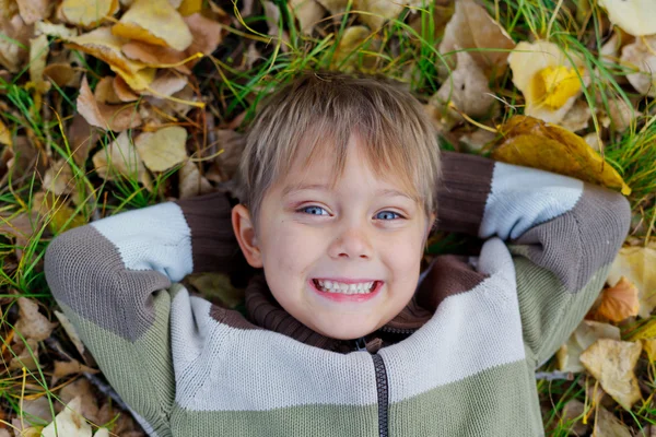 Jongen in een herfst park — Stockfoto