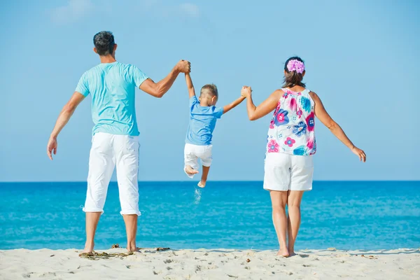 Familjen att ha kul på stranden — Stockfoto