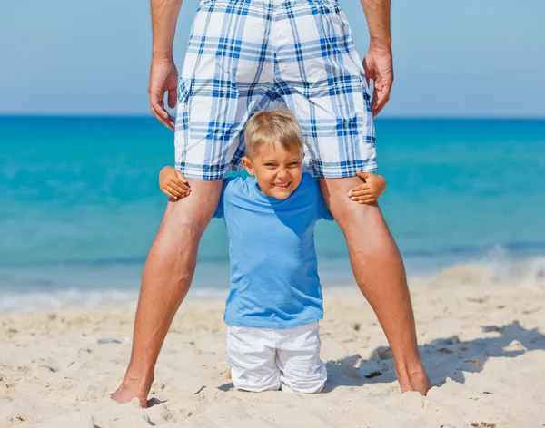 Far och son på stranden — Stockfoto