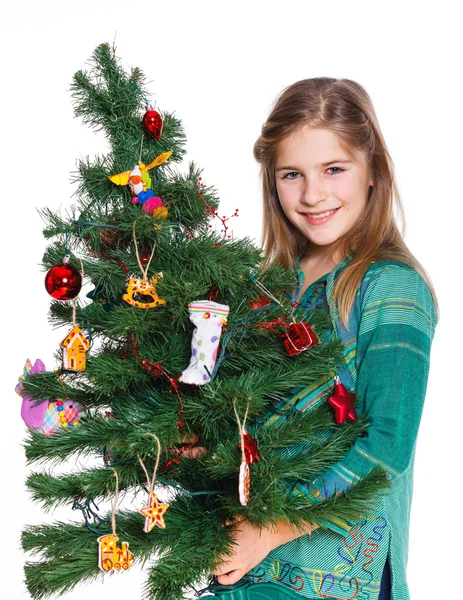 Mädchen schmücken Weihnachtsbaum. — Stockfoto