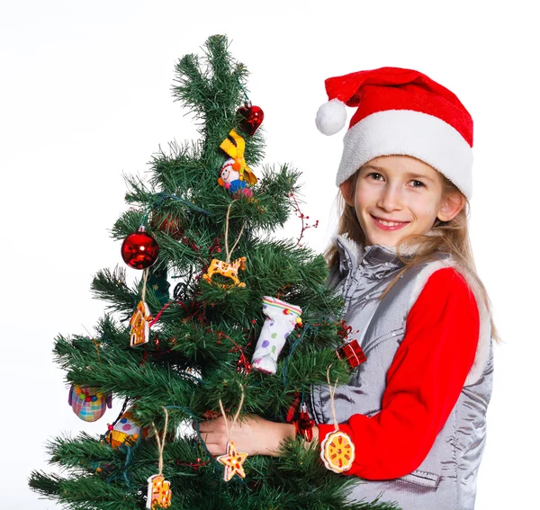 Κορίτσι διακόσμηση χριστουγεννιάτικο δέντρο. — Φωτογραφία Αρχείου