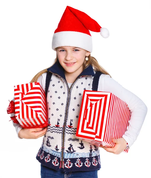 Menina no chapéu do Papai Noel com caixa de presente — Fotografia de Stock