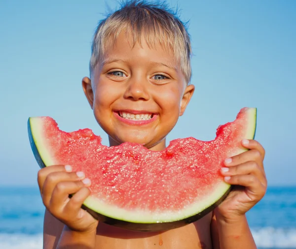 Menino comendo melancia — Fotografia de Stock